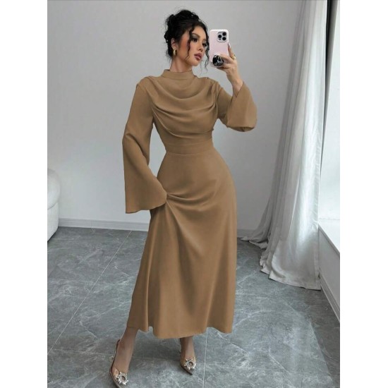 فستان نسائي طويل بياقة عالية