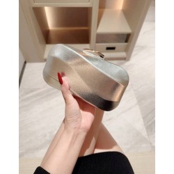 شنطة سهرة بسيطة بتصميم صندوقي غير متماثل