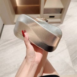 شنطة سهرة بسيطة بتصميم صندوقي غير متماثل