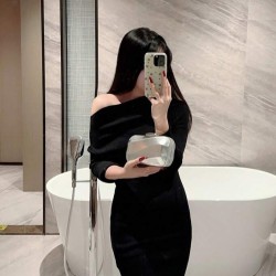 شنطة سهرة بسيطة بتصميم صندوقي غير متماثل
