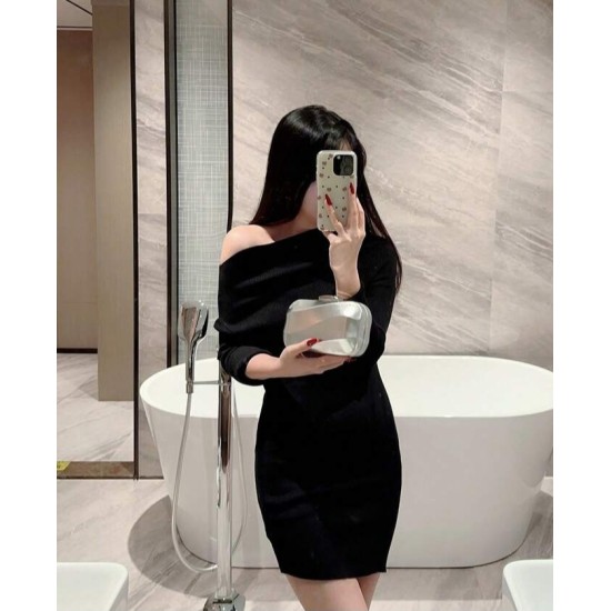 شنطة سهرة بسيطة بتصميم صندوقي غير متماثل